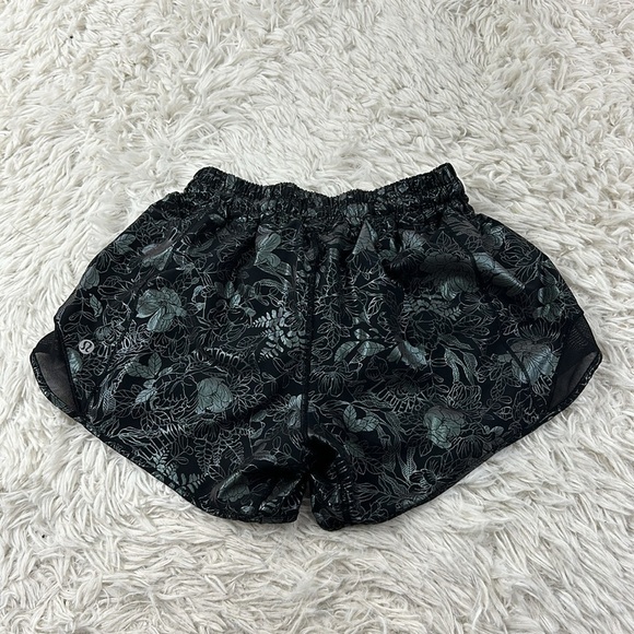 Lululemon Hotty Hot Low-Rise Lined Short 4" Logo Flourish Black Iridescent Foil - Picture 7 of 7